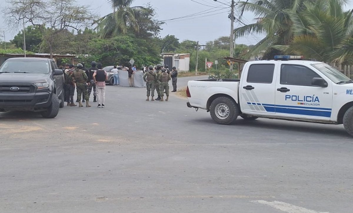 Al centro forense, ubicado en la ciudad de Manta, se trasladaron los cadáveres de los cinco hombres fueron asesinados este sábado