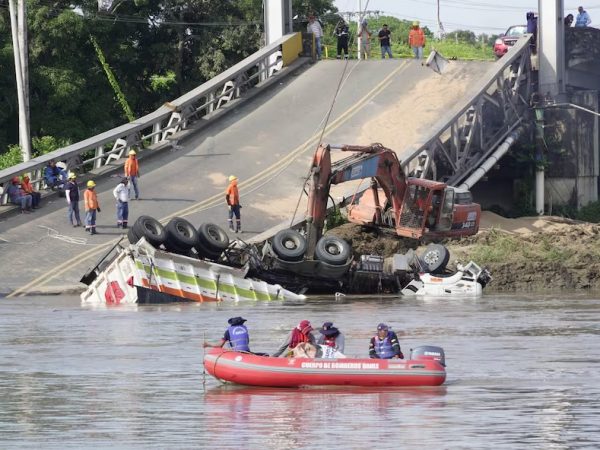 Al interior de la cabina de un tráiler se hallaron los restos de Freddy Castro, conductor desaparecido tras el colapso del puente Gonzalo Icaza en Daule.