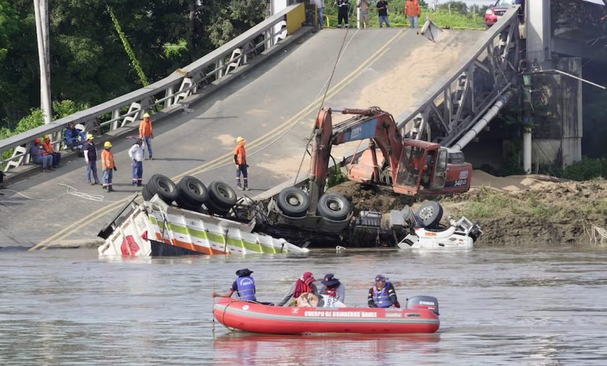 Al interior de la cabina de un tráiler se hallaron los restos de Freddy Castro, conductor desaparecido tras el colapso del puente Gonzalo Icaza en Daule.