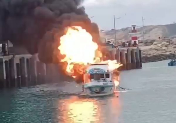 Al menos dos barcos pesqueros se incendiaron este jueves pasado el mediodía en el muelle artesanal de la parroquia San Mateo.