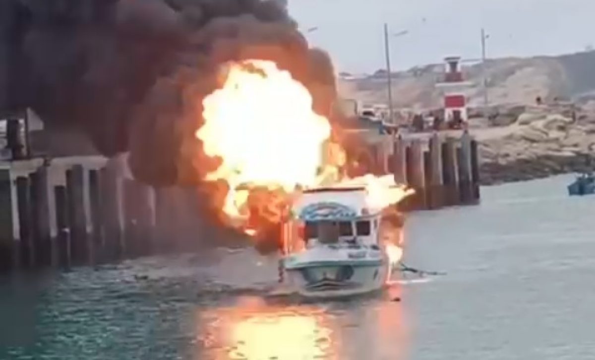 Al menos dos barcos pesqueros se incendiaron este jueves pasado el mediodía en el muelle artesanal de la parroquia San Mateo.