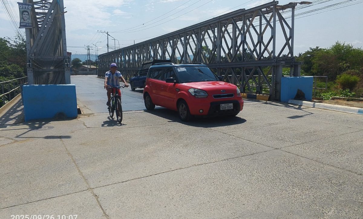 Alcalde de Portoviejo inicia diálogo con comerciantes por mantenimiento del puente de Picoazá