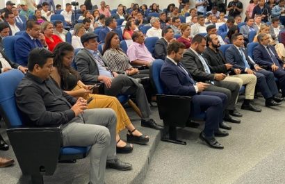Alcaldes de Ecuador exigen al Gobierno Central pago urgente de asignaciones atrasadas durante firma de convenios
