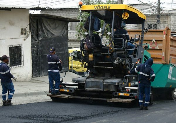 Alcaldía de Guayaquil advierte sobre impacto en mantenimiento vial por falta de asfalto