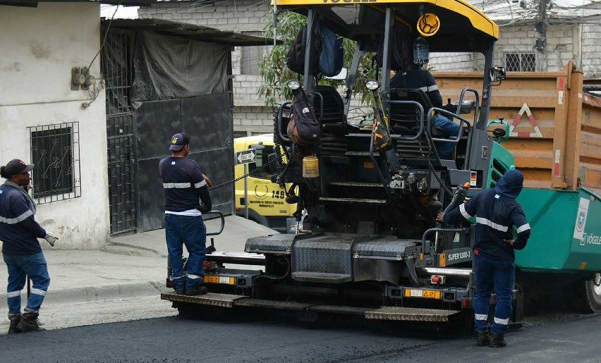 Alcaldía de Guayaquil advierte sobre impacto en mantenimiento vial por falta de asfalto