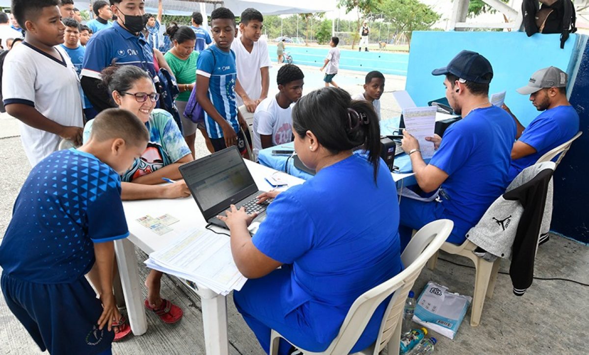 Niños de la escuela sociodeportiva JBG Cisne 2 recibieron atención dental en programa impulsado por la Junta de Beneficencia, Atlético de Madrid y Alcaldía de Guayaquil.