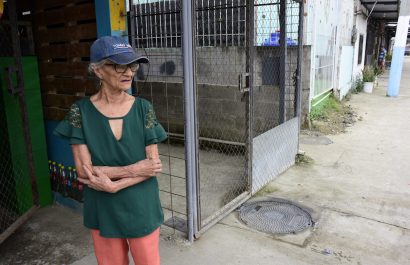 Dolores Cedeño, vive en el sector El Guabito y aseguró que el sistema de alcantarillado sigue colapsado.