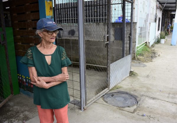 Dolores Cedeño, vive en el sector El Guabito y aseguró que el sistema de alcantarillado sigue colapsado.