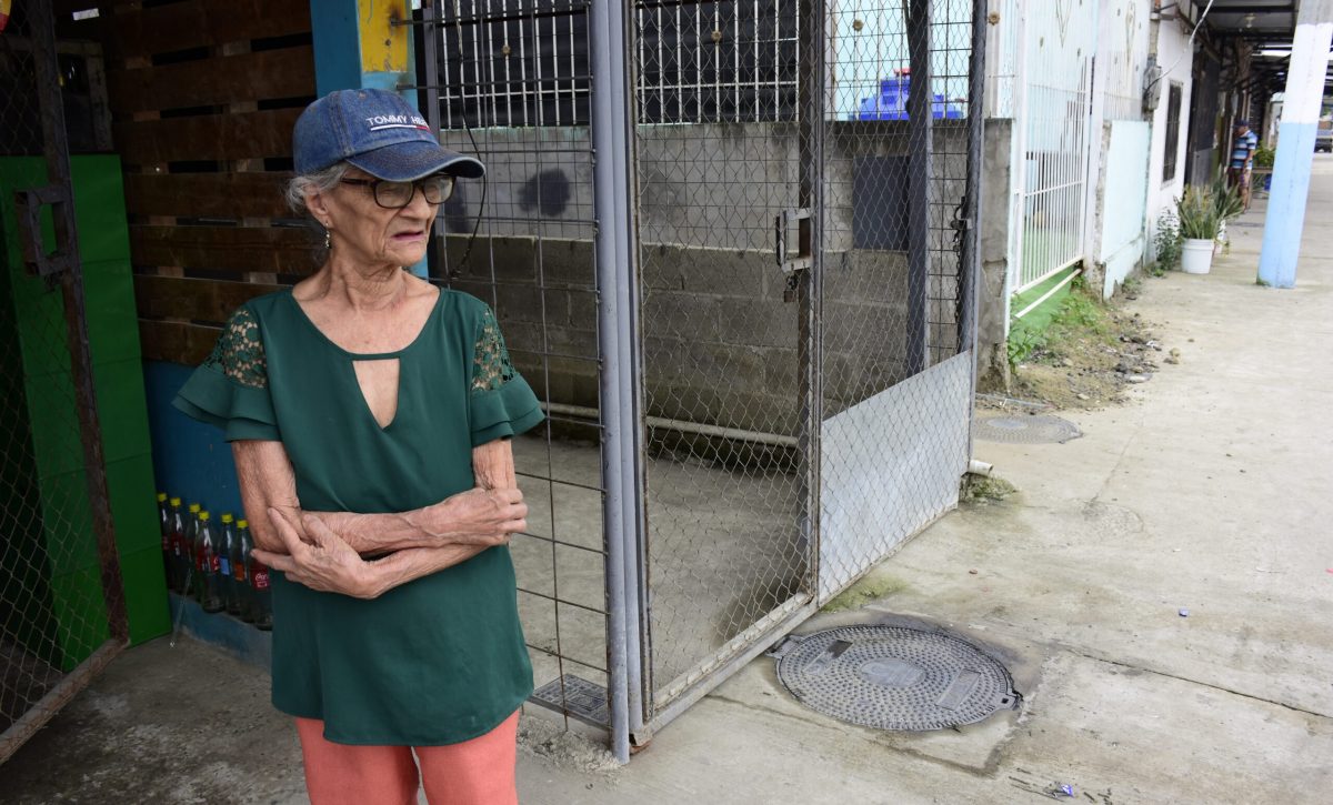 Dolores Cedeño, vive en el sector El Guabito y aseguró que el sistema de alcantarillado sigue colapsado.
