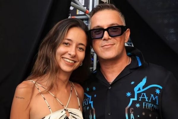 Alejandro Sanz admite haber tenido una relación con una fan de 18 años, cuando él tenía 49