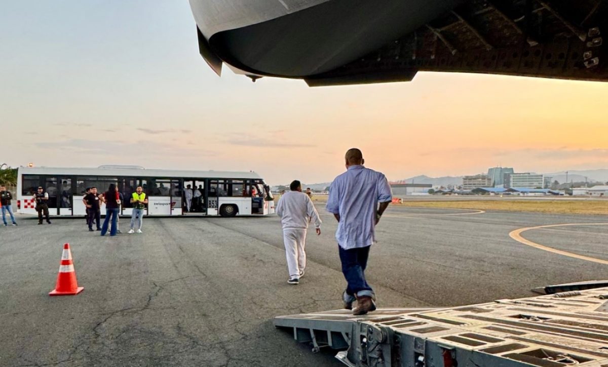 ¡Alerta Migratoria! Casi 4.000 ecuatorianos regresan en vuelo militar de EE. UU.