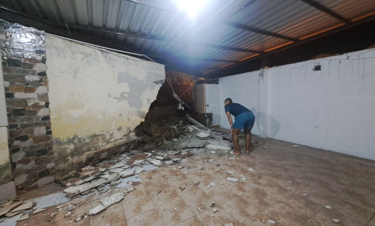 Alerta en Valle Alto deslizamiento destruye parte de una casa en Portoviejo