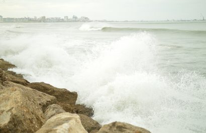 Alerta en la costa ecuatoriana Inocar advierte sobre oleaje intenso del 25 al 28 de abril