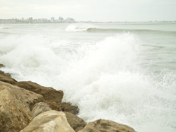 Alerta en la costa ecuatoriana Inocar advierte sobre oleaje intenso del 25 al 28 de abril
