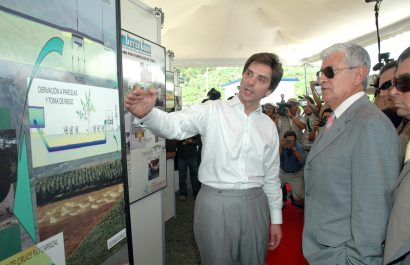 Fernando Reis de Odebrecht junto a Alfredo Palacio en el proyecto Carrizal, en Manabí