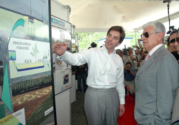 Fernando Reis de Odebrecht junto a Alfredo Palacio en el proyecto Carrizal, en Manabí
