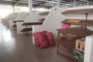 Algunos de los puestos que permanecen vacíos en el mercado.