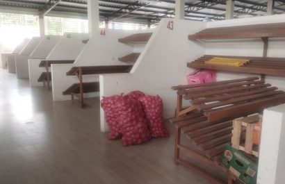 Algunos de los puestos que permanecen vacíos en el mercado.