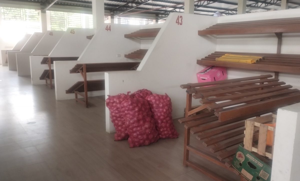 Algunos de los puestos que permanecen vacíos en el mercado.