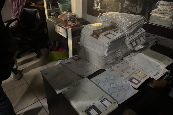 Allanamiento en Guayaquil revela operación ilegal de documentos vehiculares