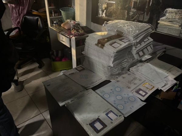Allanamiento en Guayaquil revela operación ilegal de documentos vehiculares