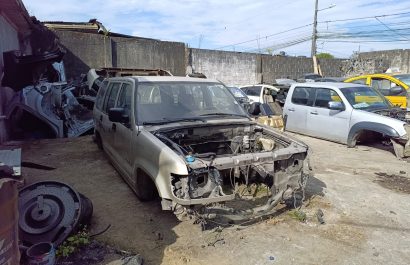 Allanan dos predios con autopartes presuntamente robadas en Santo Domingo