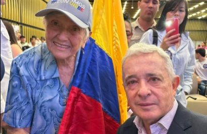 Álvaro Uribe, expresidente de Colombia, con sus seguidores