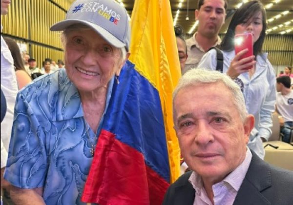 Álvaro Uribe, expresidente de Colombia, con sus seguidores