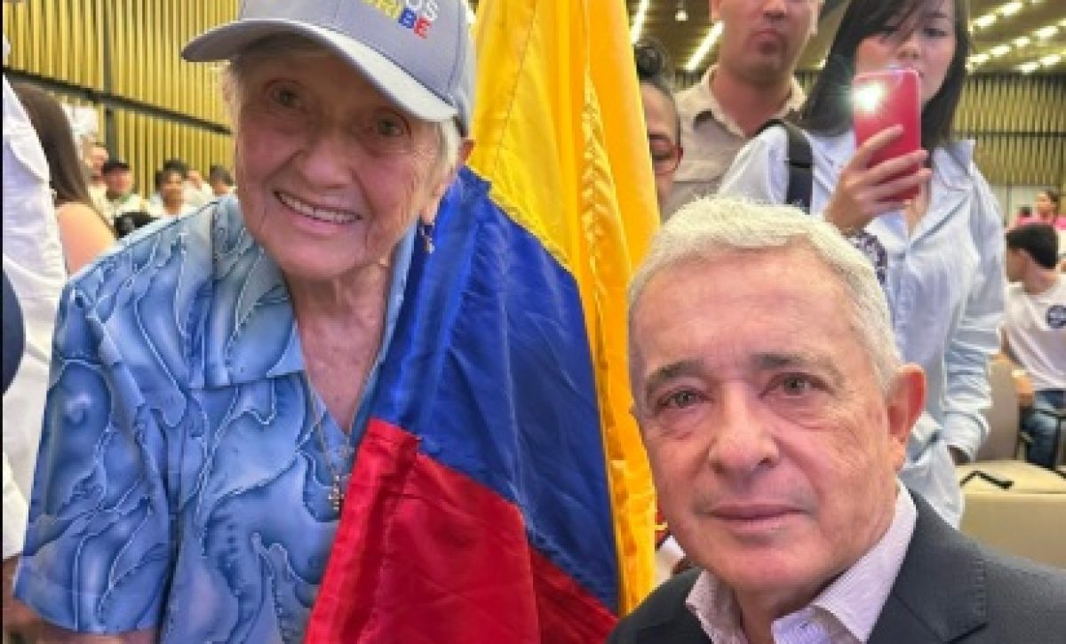 Álvaro Uribe, expresidente de Colombia, con sus seguidores