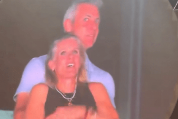 Andy Byron, junto a su jefa de Recursos Humanos, Kristin Cabot en el concierto de Coldplay.