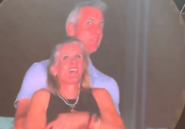Andy Byron, junto a su jefa de Recursos Humanos, Kristin Cabot en el concierto de Coldplay.