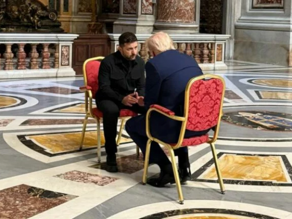 Archivo. Donald Trump y Volodimir Zelenski durante una corta reunión en el Vaticano