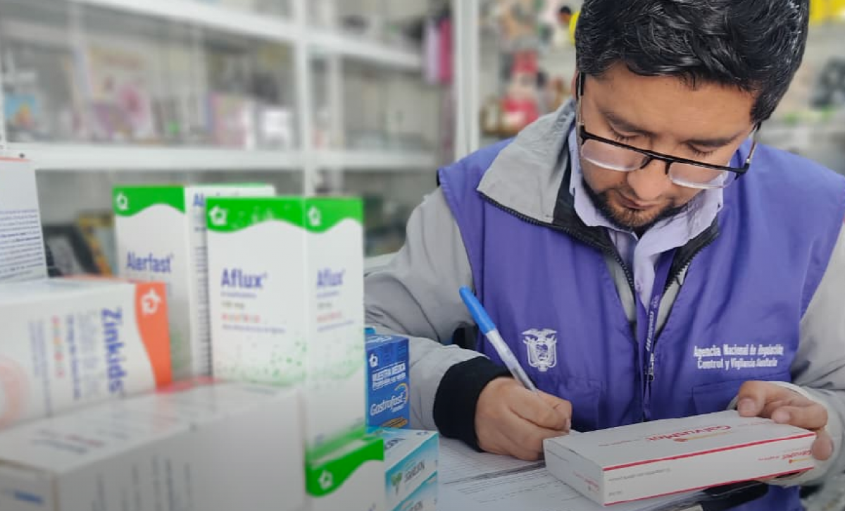 Arcsa clausura farmacia en Quito por venta de 4.706 medicamentos irregulares