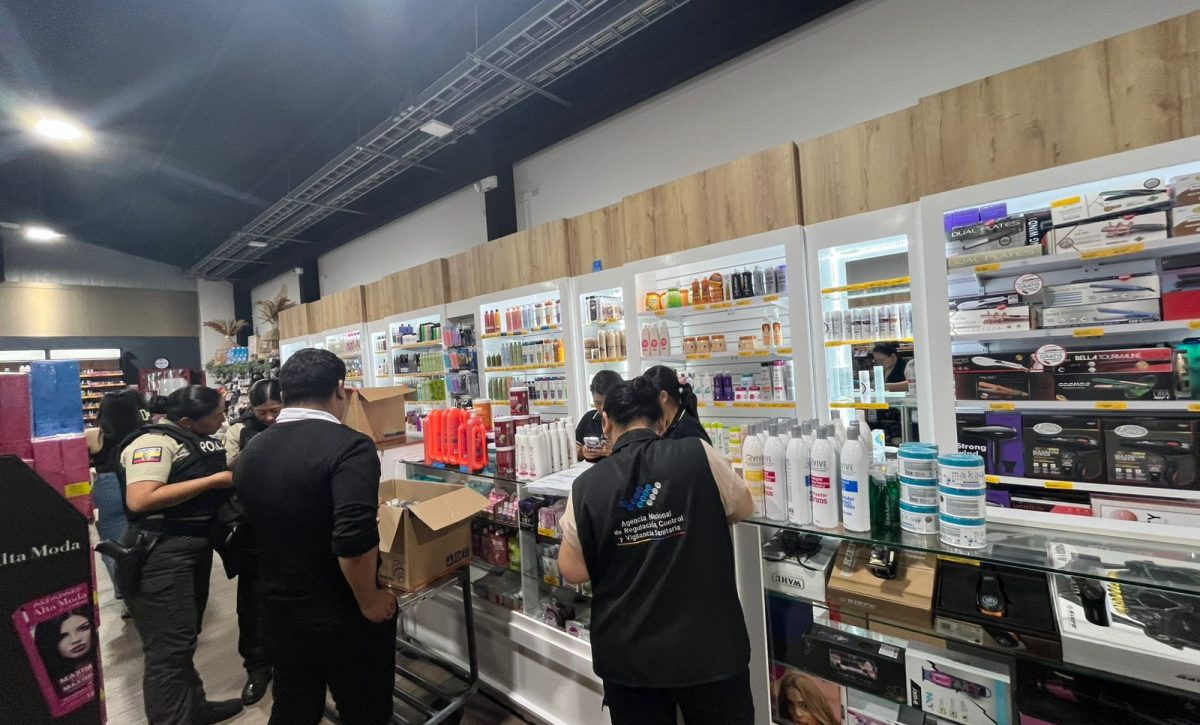 Arcsa decomisa cosméticos sin notificación sanitaria en Santo Domingo