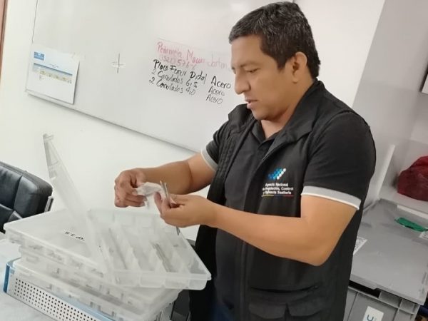 Arcsa decomisó miles de equipos médicos sin registro sanitario en hospital privado de Santo Domingo de los Tsáchilas