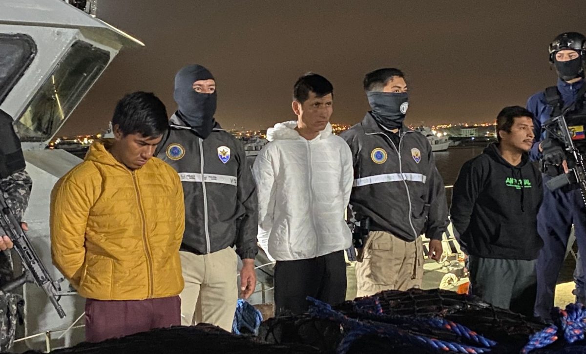 Los tres hombres oriundos de Manta, fueron entregados a la Fiscalía por la Policía y la Armada del Ecuador.