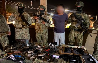 Armada encontró arma traumática, uniformes militares, municiones y detuvo a una persona en allanamiento en Leonidas Plaza, Sucre