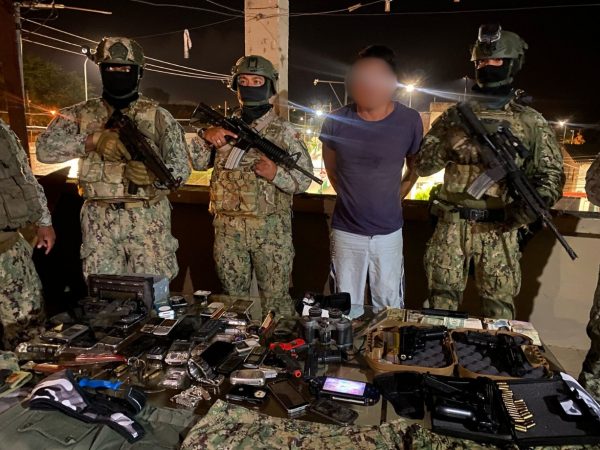 Armada encontró arma traumática, uniformes militares, municiones y detuvo a una persona en allanamiento en Leonidas Plaza, Sucre