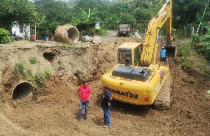 Arreglo de tubería en El Salado