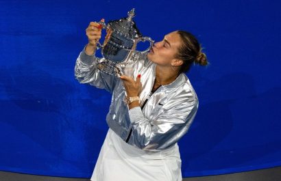 Aryna Sabalenka besa el trofeo de campeona del US Open (Foto: Carlos Saavedra).