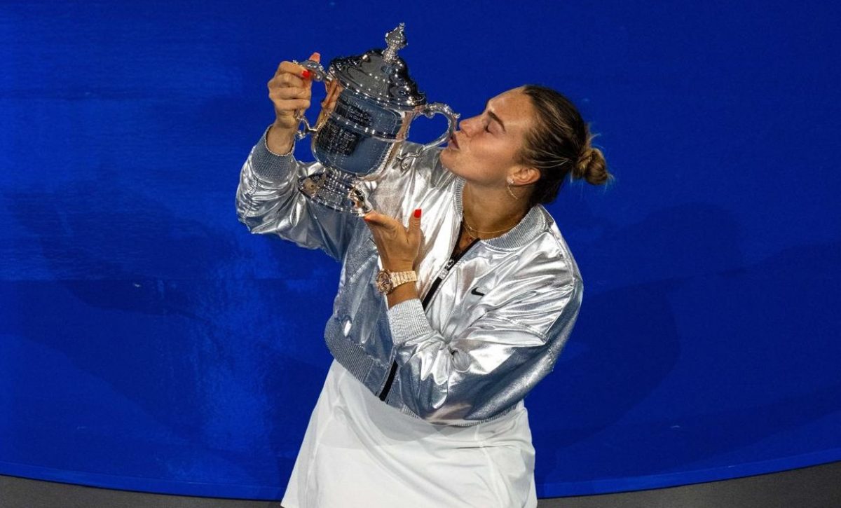 Aryna Sabalenka besa el trofeo de campeona del US Open (Foto: Carlos Saavedra).