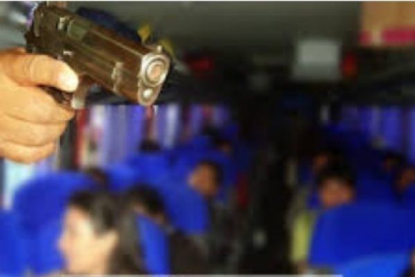 Asalto armado a bus de la cooperativa Aray en la vía Santo Domingo–La Concordia