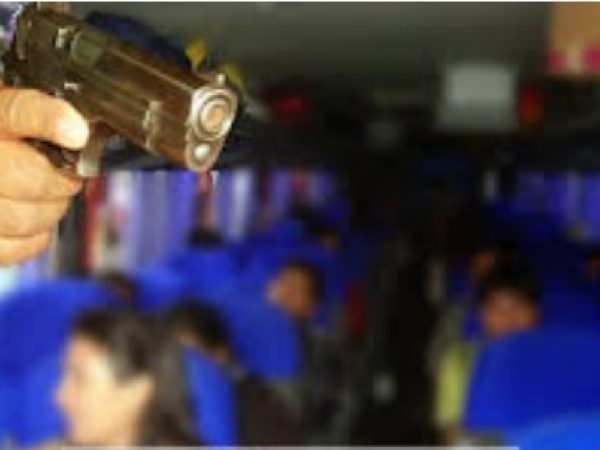 Asalto armado a bus de la cooperativa Aray en la vía Santo Domingo–La Concordia