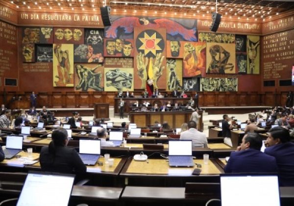 La convocatoria a la sesión de este viernes, la realizó el presidente de la asamblea, Niels Olsen.
