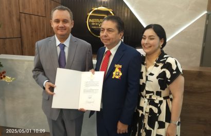 Asamblea Nacional condecoró al doctor Roberto Alcívar por Mérito en Salud