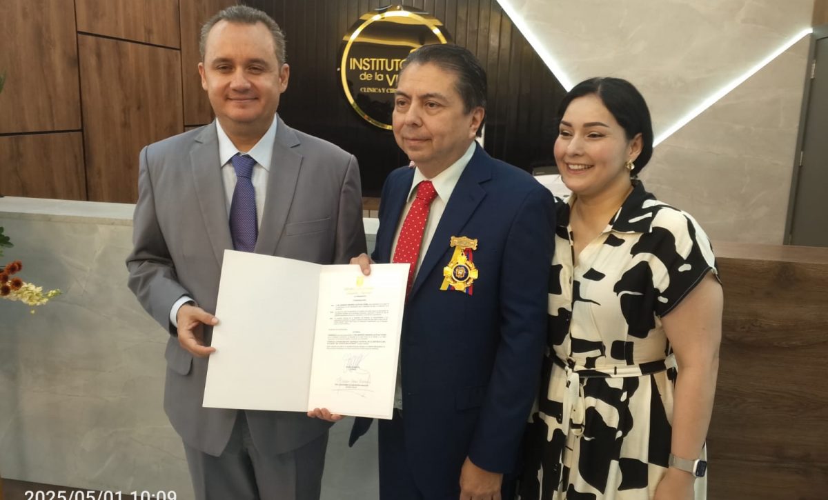 Asamblea Nacional condecoró al doctor Roberto Alcívar por Mérito en Salud