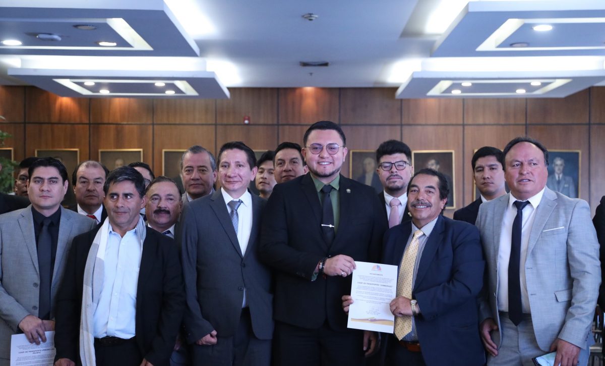Asamblea Nacional homenajea a transportistas ecuatorianos por su contribución al desarrollo