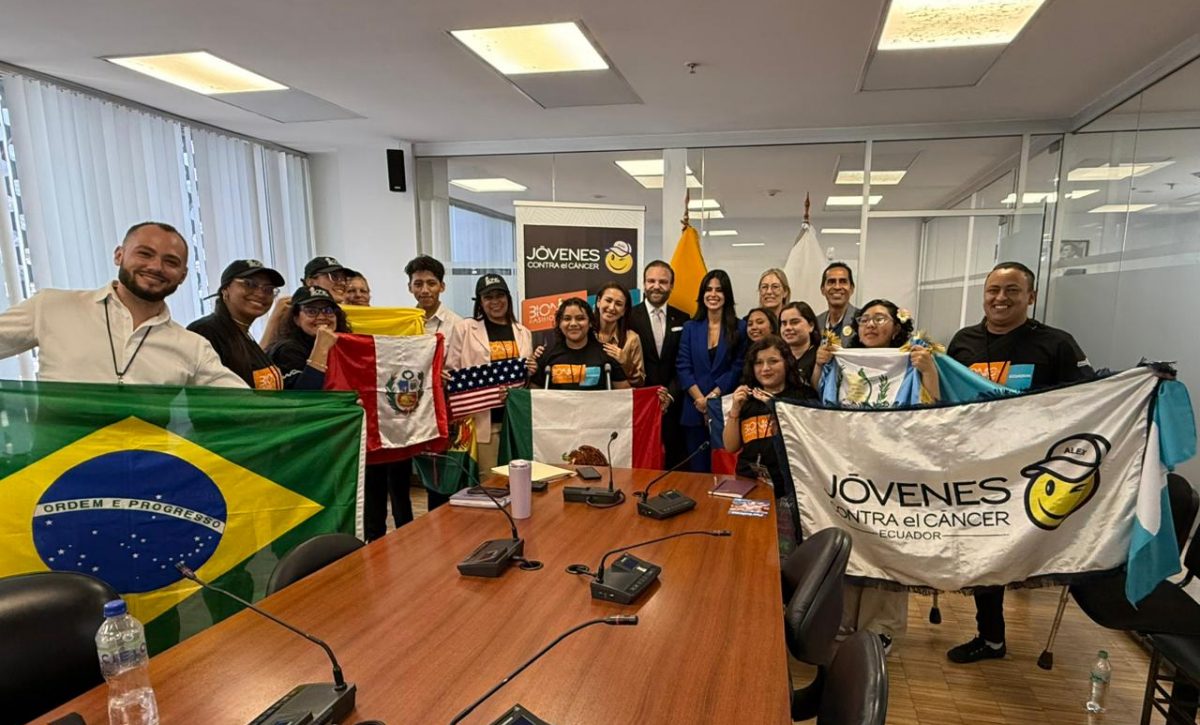 Asambleístas ecuatorianos reciben a sobrevivientes de cáncer amputados un compromiso con la salud