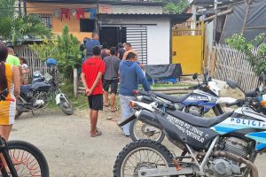 Asesinan a un hombre mientras se cortaba el cabello en una peluquería.