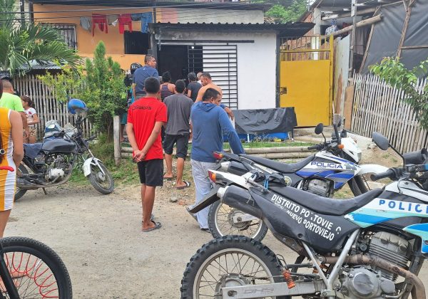 Asesinan a un hombre mientras se cortaba el cabello en una peluquería.